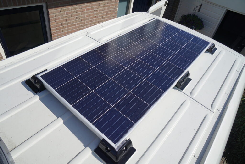 Camper met zonnepaneel, milieuvriendelijk
